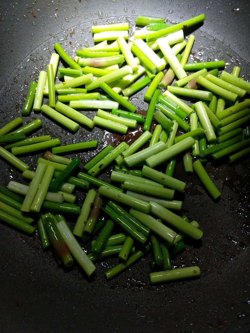 蒜苔炖粉皮的做法步骤：16