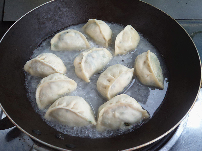 韭菜木耳鸡蛋馅煎饺的做法步骤：13