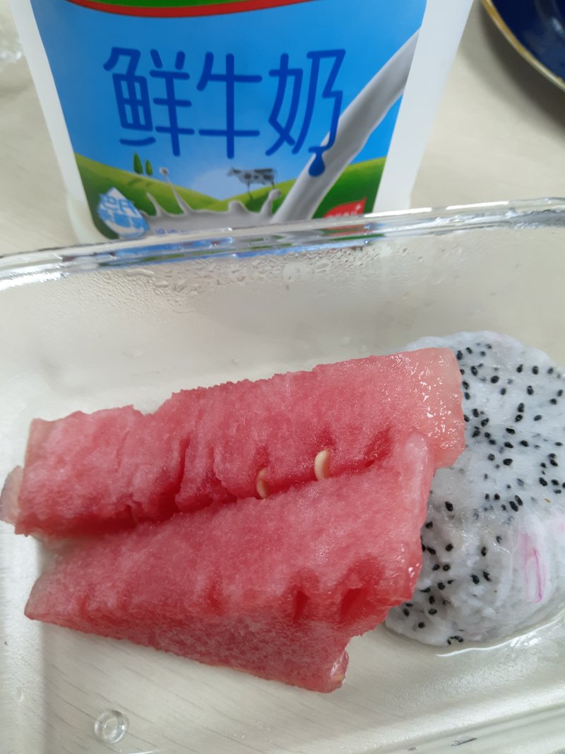 火龙果西瓜牛奶饮的做法步骤：1