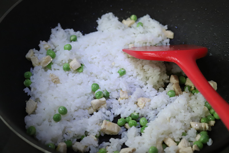 菠萝鸡丁炒饭的做法步骤：7