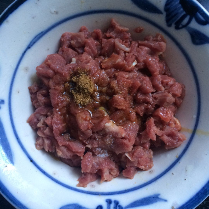 牛肉丁酸豆角的做法步骤：2