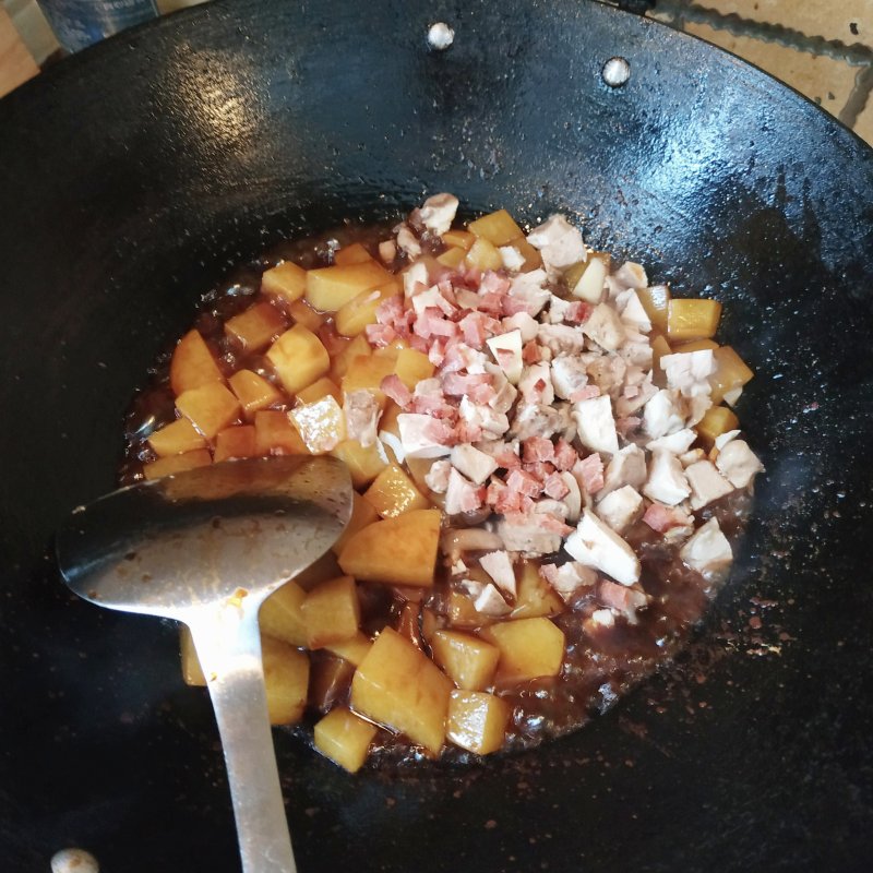 土豆腊肉蘑菇鸡肉焖饭的做法步骤：4