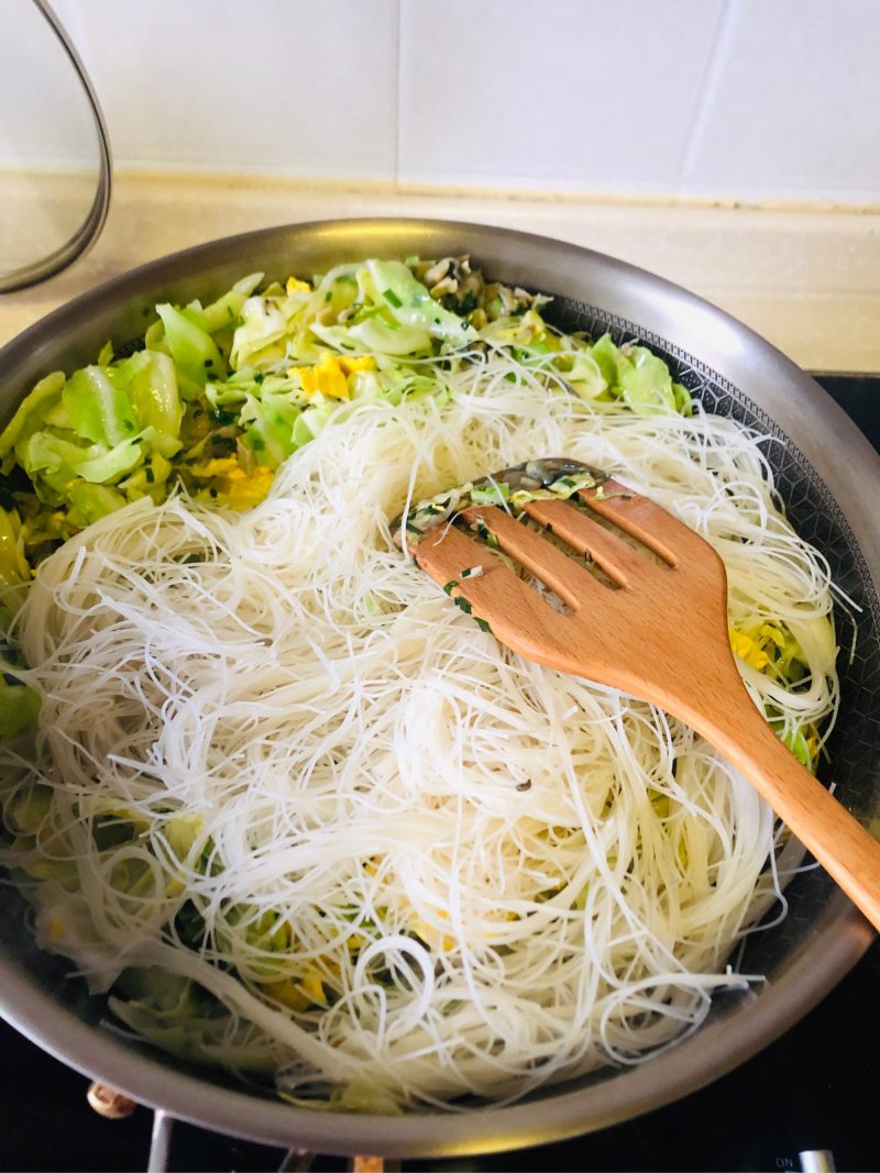 鸡蛋包菜野笋炒粉干的做法步骤：6