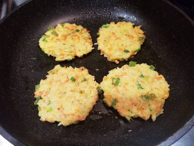 胡萝卜鸡蛋米饭饼的做法步骤：9