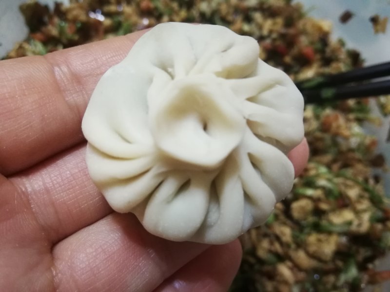 饺子皮版:香菇槐花鸡蛋小笼包的做法步骤：4