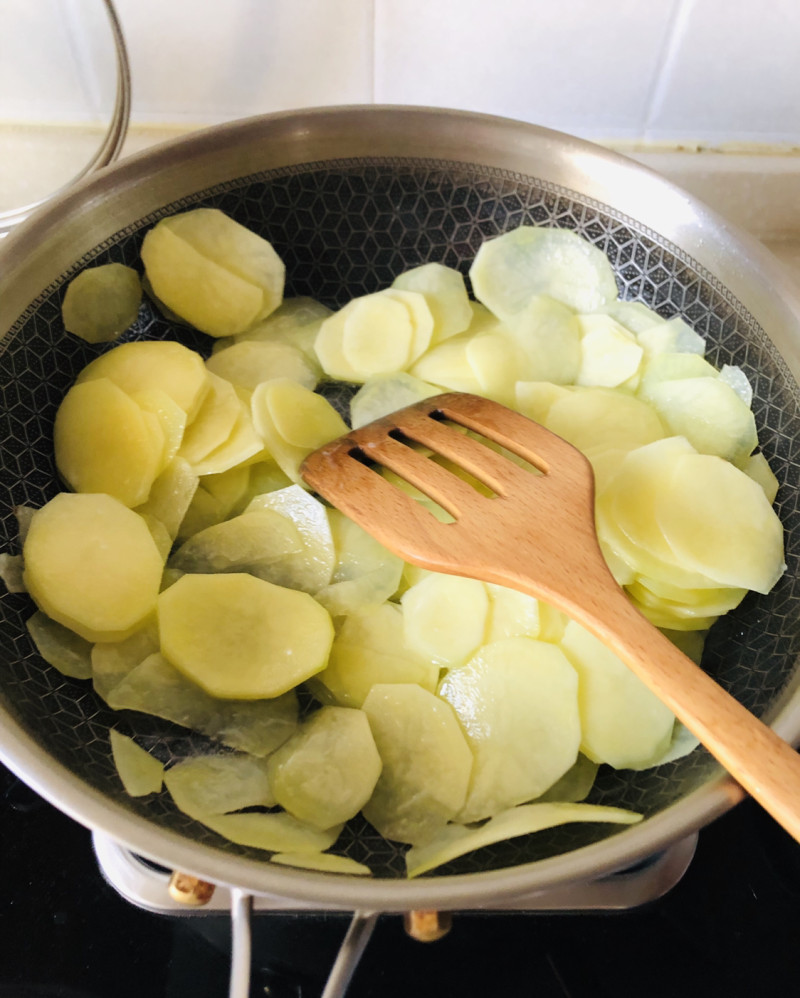 酱香干锅土豆香肠包菜的做法步骤：6