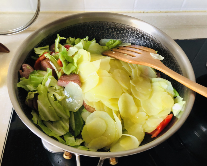 酱香干锅土豆香肠包菜的做法步骤：12