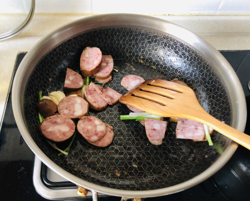 酱香干锅土豆香肠包菜的做法步骤：10