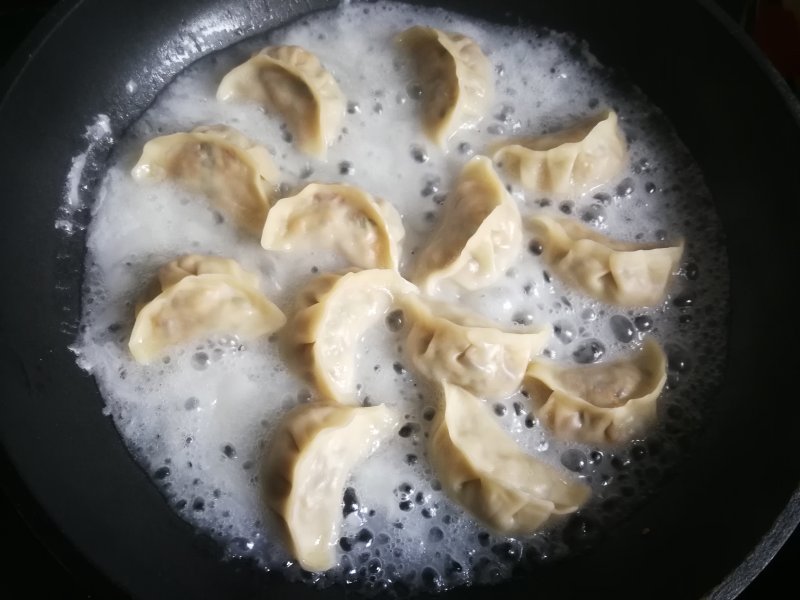 香菇槐花冰花煎饺的做法步骤：11