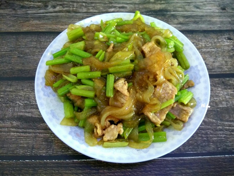 芹菜肉片炒粉条的做法步骤：15