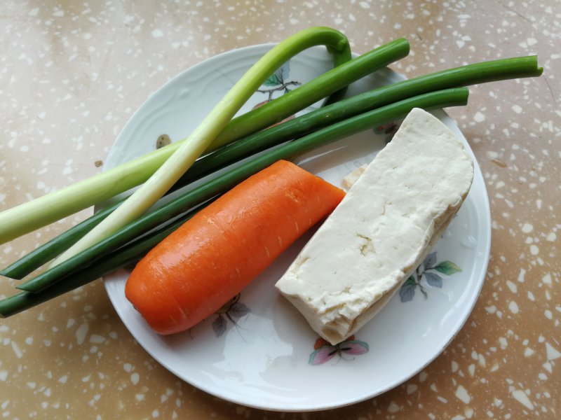 蒜苔胡萝卜炒豆腐的做法步骤：1