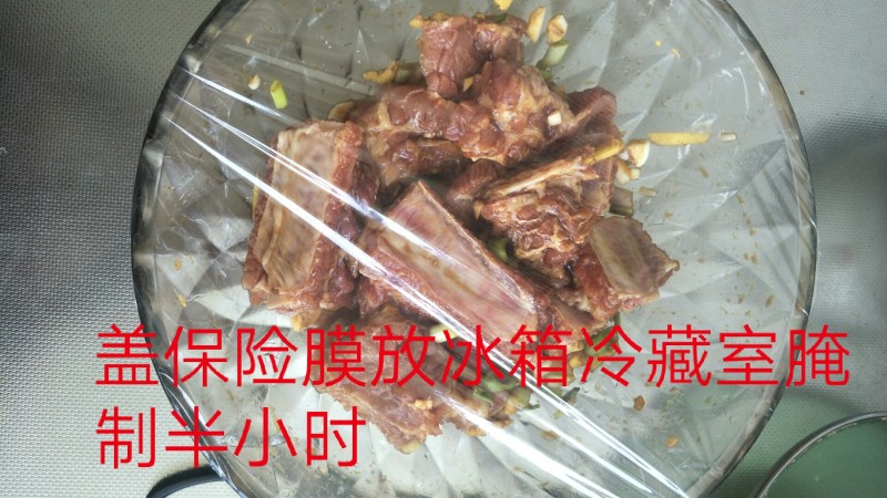 电饭煲闷蒜香小排的做法步骤：5