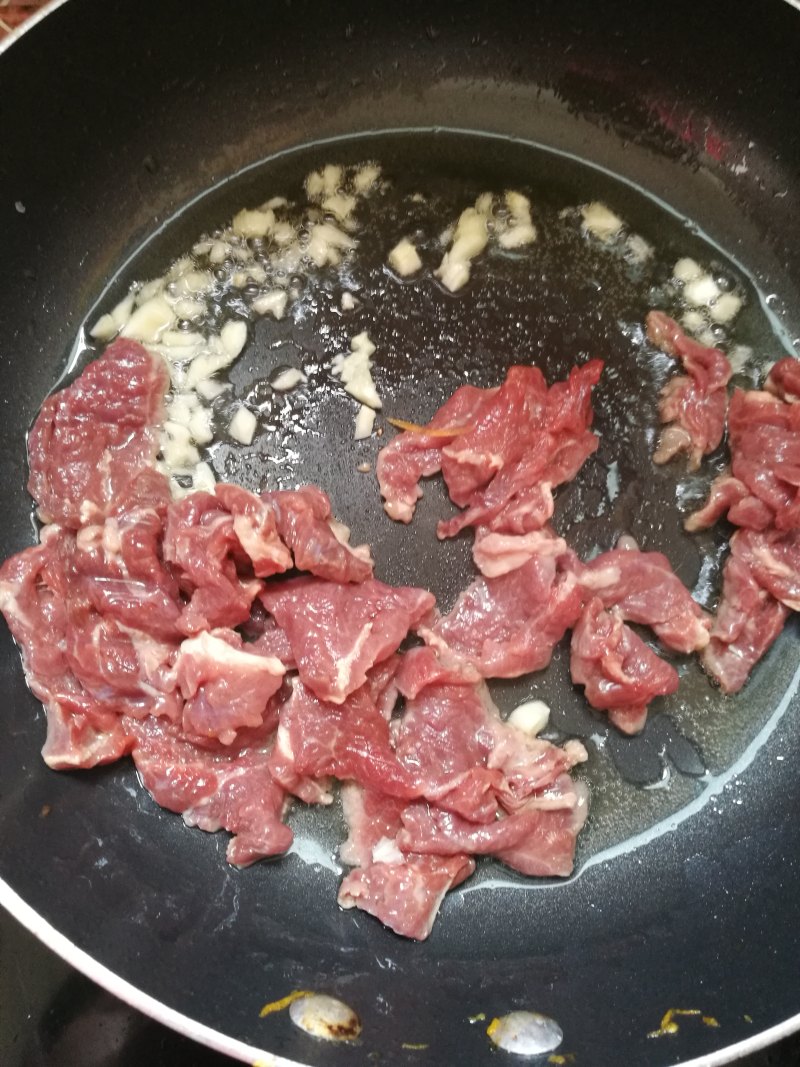 青椒炒牛肉的做法步骤：2