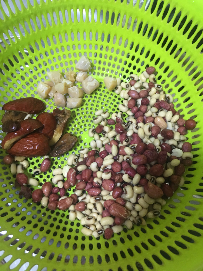 眉豆花生煲鸡脚的做法步骤：5