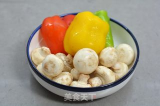 彩椒炒口蘑的做法步骤：1