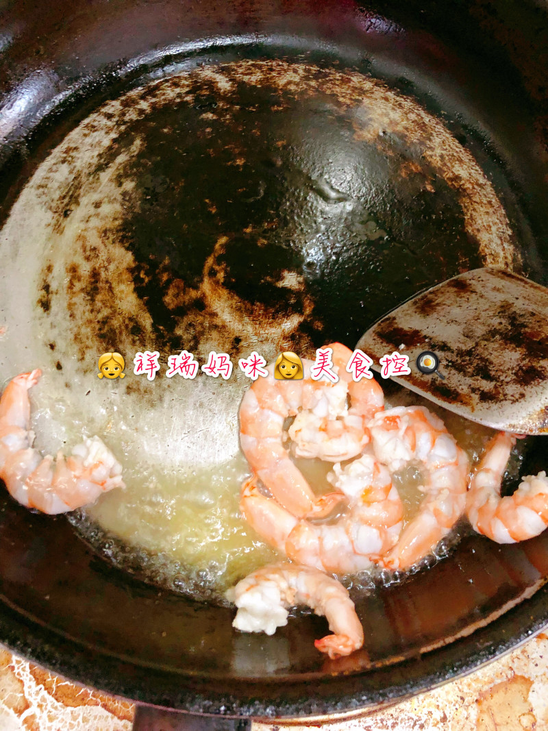 ?????仙草烹饪??cooking?????：??海鲜??坚果??蛋炒饭的做法步骤：3