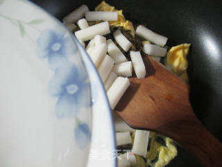 雪菜鸭蛋煮年糕的做法步骤：4