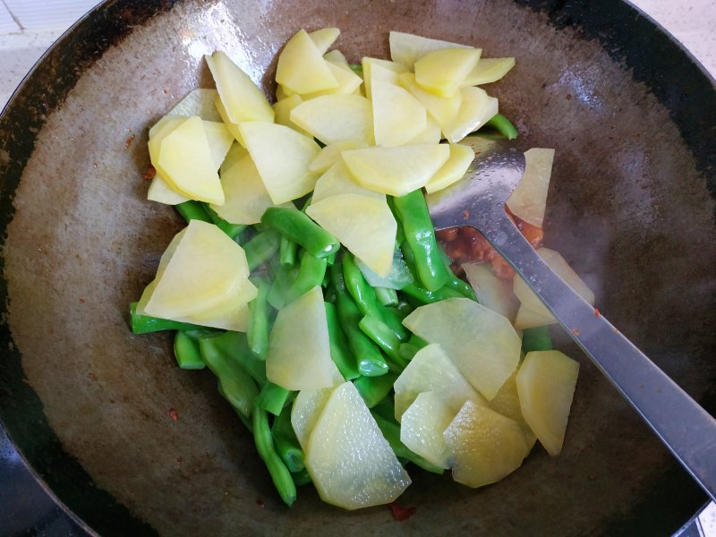 土豆豆角炒五花肉的做法步骤：11