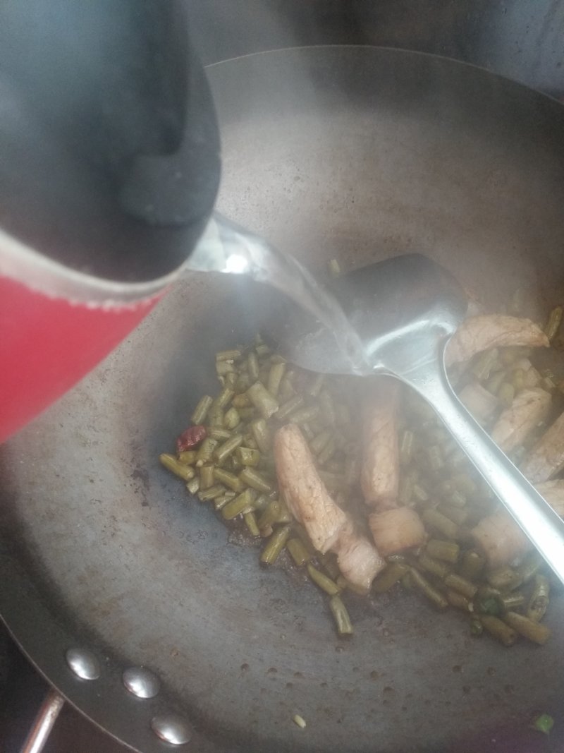 酸豆角五花肉炒粉条的做法步骤：8