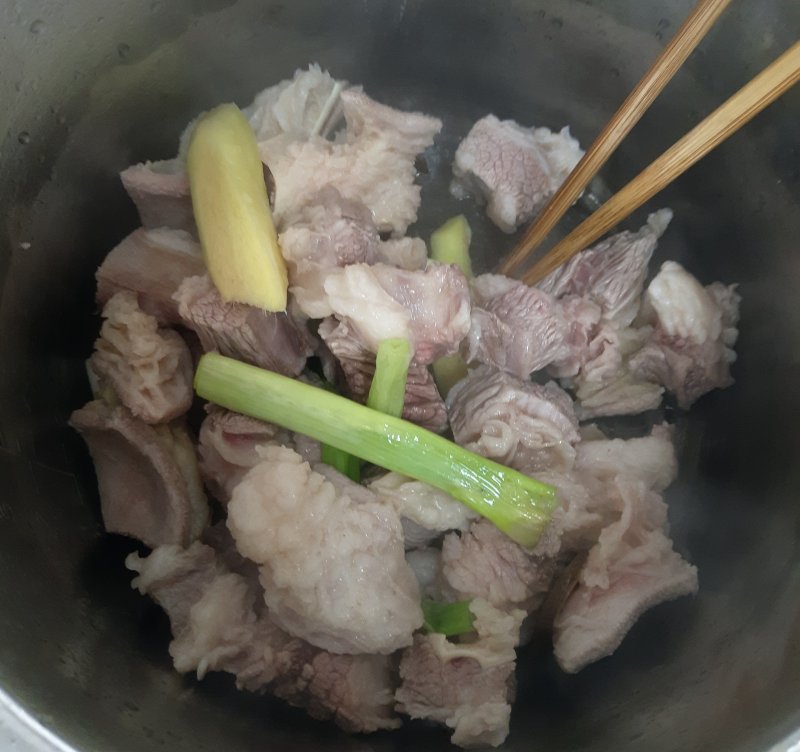 西红柿土豆牛肉汤的做法步骤：2