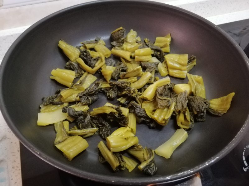 酸菜牛肉毛豆的做法步骤：2