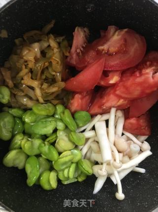 榨菜白玉菇西红柿蚕豆瓣汤的做法步骤：1