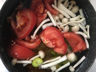 榨菜白玉菇西红柿蚕豆瓣汤的做法步骤：2