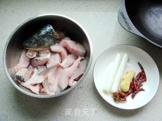 铁锅炖鱼的做法步骤：1