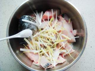 铁锅炖鱼的做法步骤：3