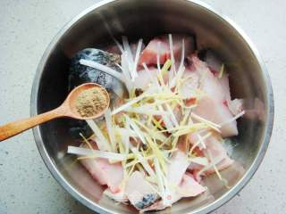 铁锅炖鱼的做法步骤：5