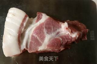 “土豪菜”---香煎猪肉的做法步骤：1