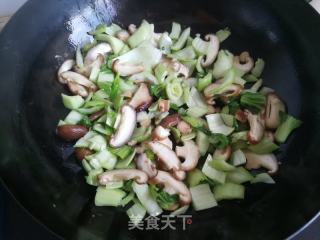 香菇炒青菜的做法步骤：3