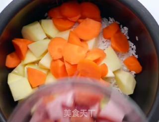 火腿肠土豆焖饭的做法步骤：2