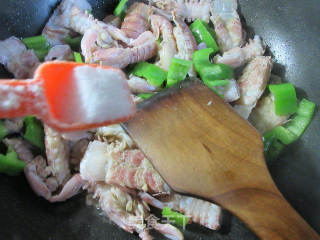青椒炒虾蛄的做法步骤：8