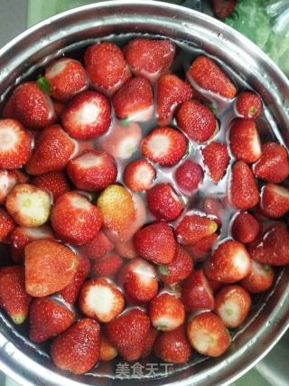 草莓果酱的做法步骤：1