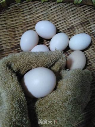 自制咸鸡蛋的做法步骤：2