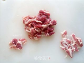 酸菜子姜炒五花肉的做法步骤：2