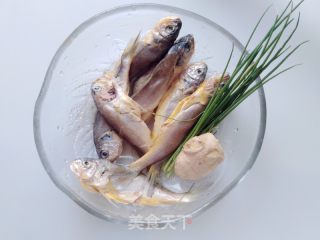 干煎小黄鱼的做法步骤：1