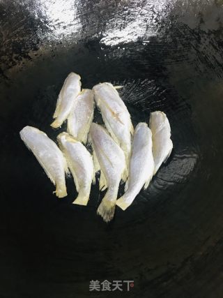 煎小黄鱼干的做法步骤：3