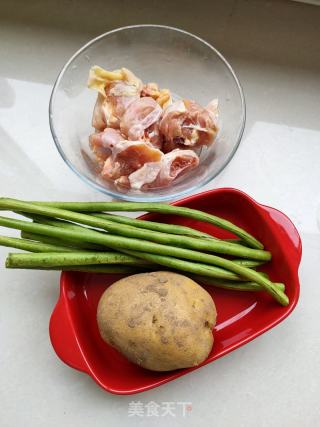 土豆炖鸡块的做法步骤：1