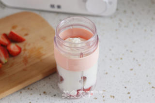 香甜的草莓奶昔的做法步骤：4