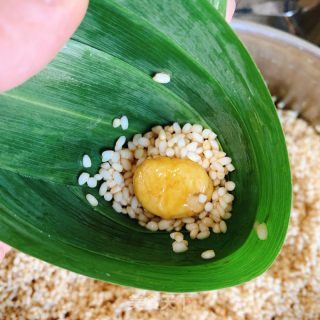 咸蛋黄板栗排骨粽的做法步骤：9