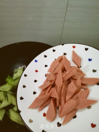 黄瓜炒火腿肠的做法步骤：4