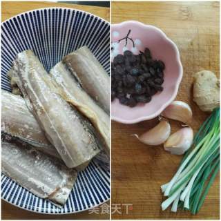 蒜香豆豉焖带鱼的做法步骤：1