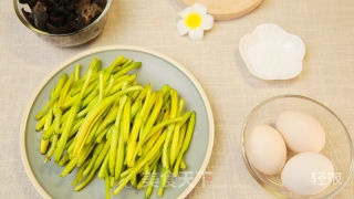 黄花菜炒鸡蛋丨健康养生又好吃！！的做法步骤：1