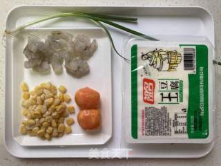 金汤虾仁豆腐的做法步骤：1