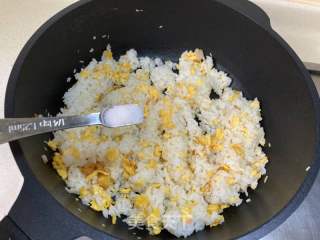 金针菇鸡蛋炒饭的做法步骤：7