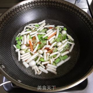 白玉菇炒毛豆的做法步骤：1