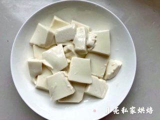 简单快手又开胃的松花蛋拌嫩豆腐的做法步骤：2