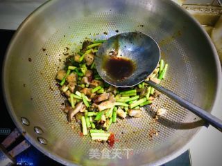 蒜苔平菇炒番茄酱拌面的做法步骤：6